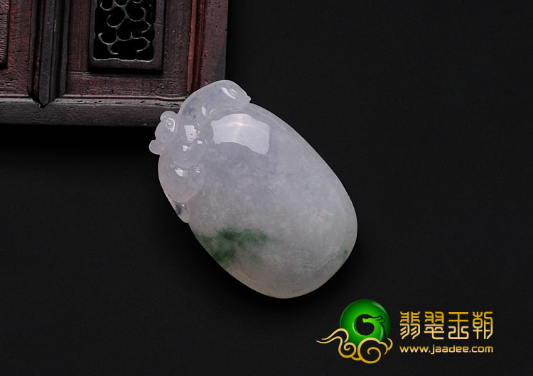 糯冰种飘绿花缅甸翡翠福瓜挂件
