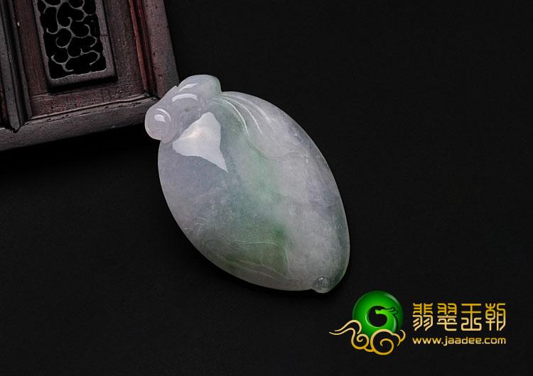 糯冰种飘绿花缅甸翡翠福瓜挂件