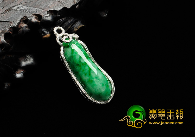 细糯种翠色缅甸翡翠镶白金福瓜胸坠（真钻）