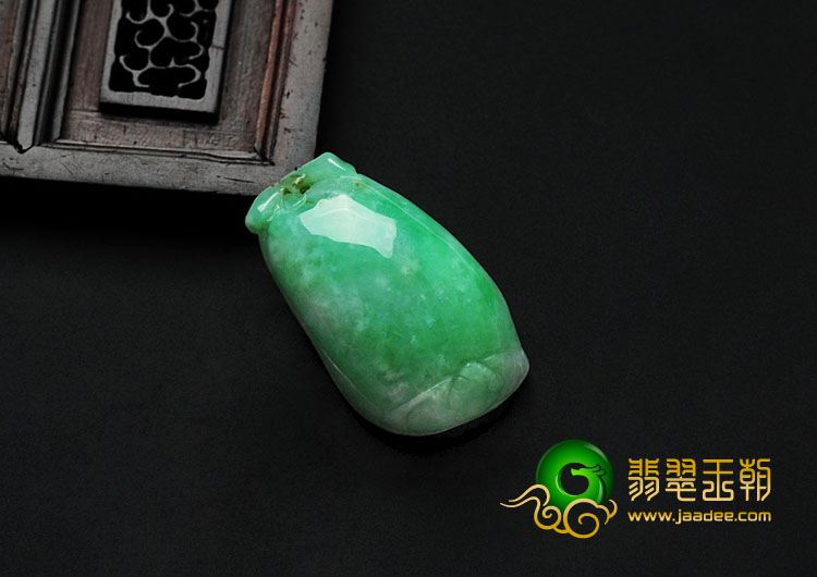 糯冰种翠色满绿缅甸翡翠福瓜挂件
