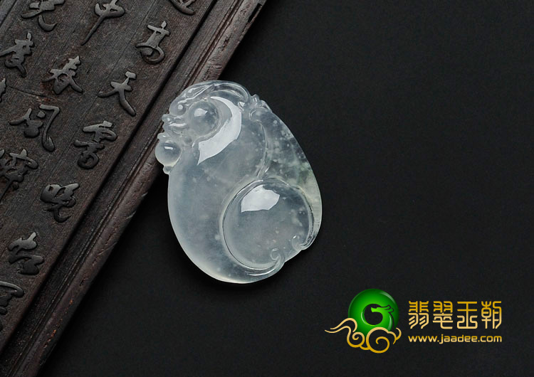 冰玻种淡晴水缅甸翡翠龙抱珠挂件