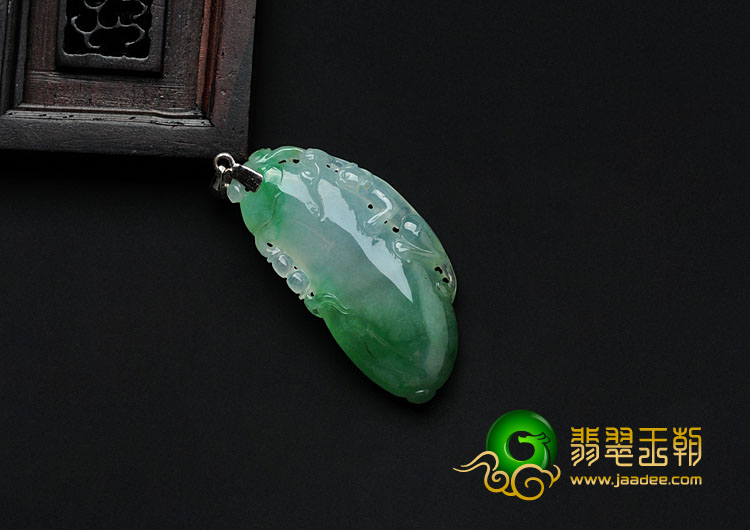 冰种翠色缅甸翡翠福瓜挂件