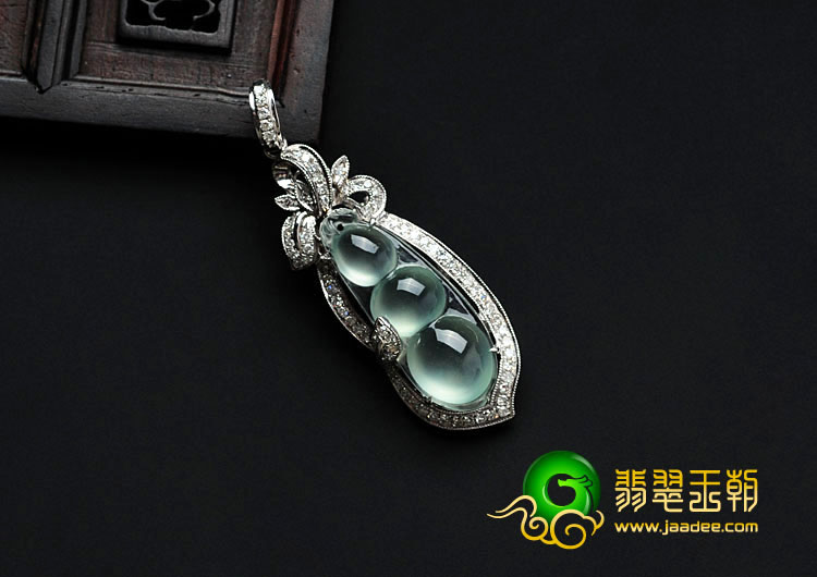 玻璃种晴水缅甸翡翠镶白金四季豆胸坠（真钻）