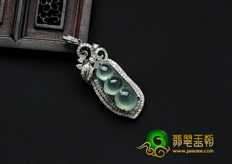 玻璃种晴水缅甸翡翠镶白金四季豆胸坠（真钻）