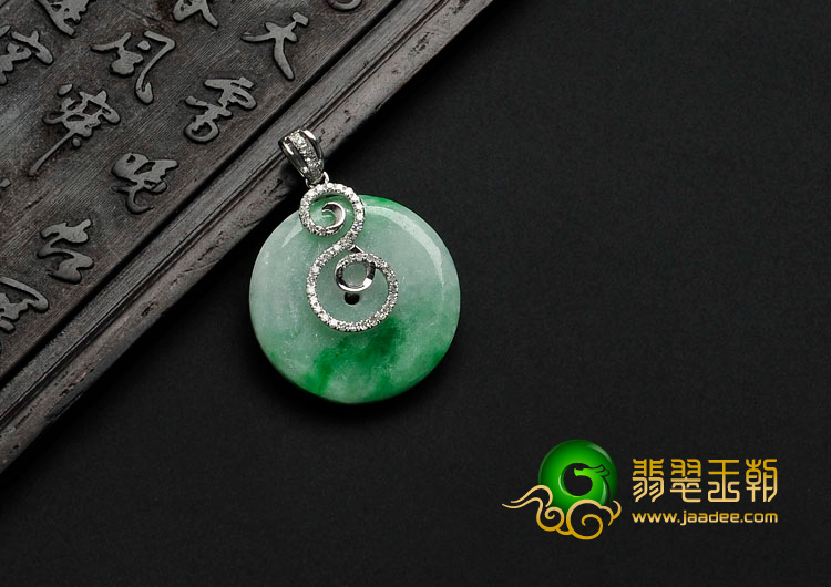 糯冰种翠色缅甸翡翠镶白金平安扣胸坠（真钻）