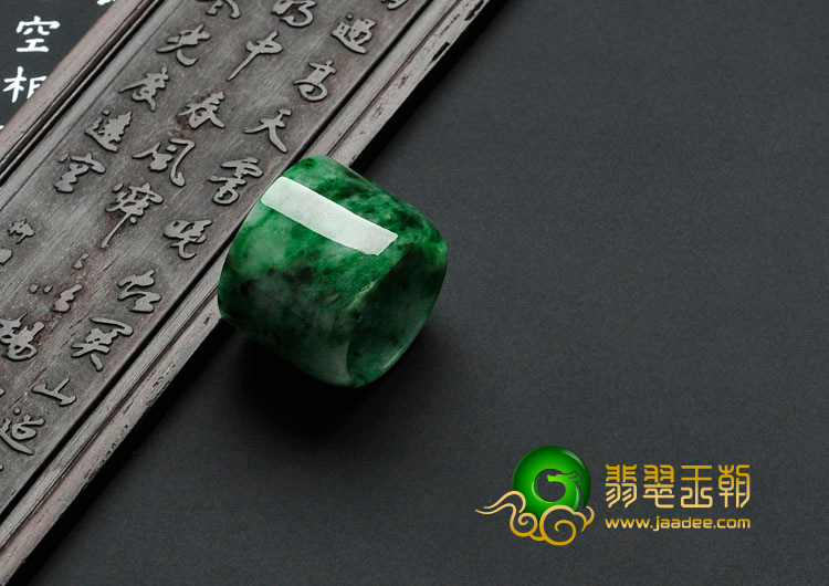 糯冰种癣加绿缅甸翡翠扳指