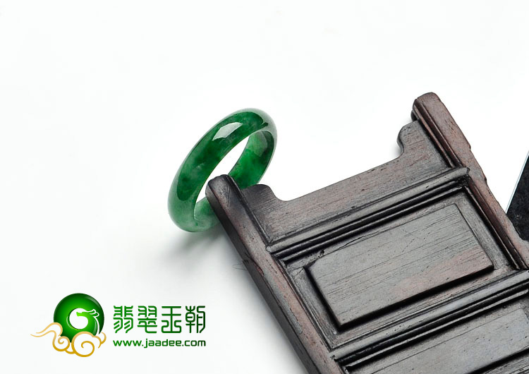 糯冰种癣加绿缅甸翡翠戒指