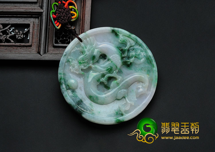 糯冰种飘绿花缅甸翡翠龙牌挂件
