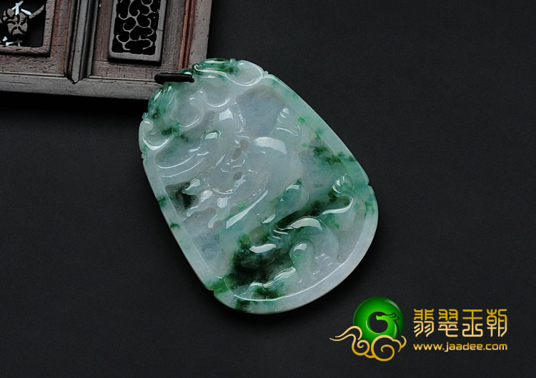 糯冰种飘绿花缅甸翡翠龙牌挂件