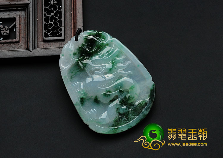 糯冰种飘绿花缅甸翡翠龙牌挂件