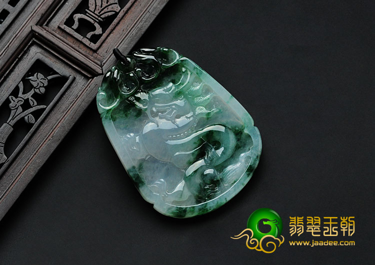糯冰种飘绿花缅甸翡翠龙牌挂件