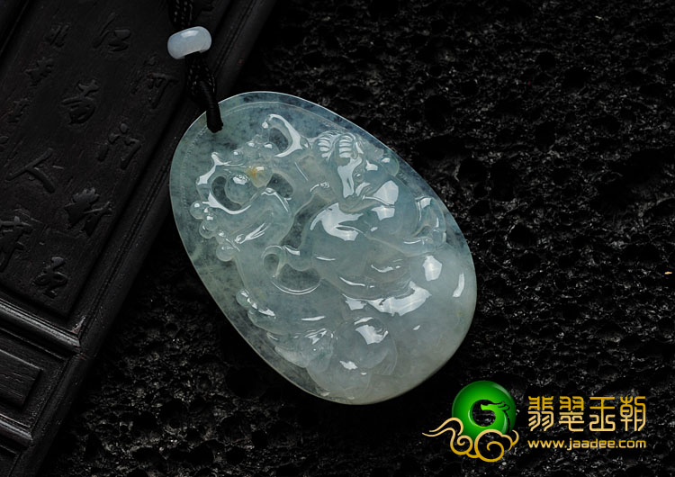 冰种晴水缅甸翡翠扬眉吐气挂件