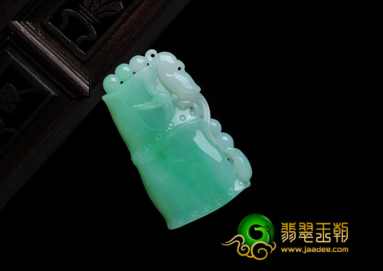 糯冰种豆色缅甸翡翠节节高挂件