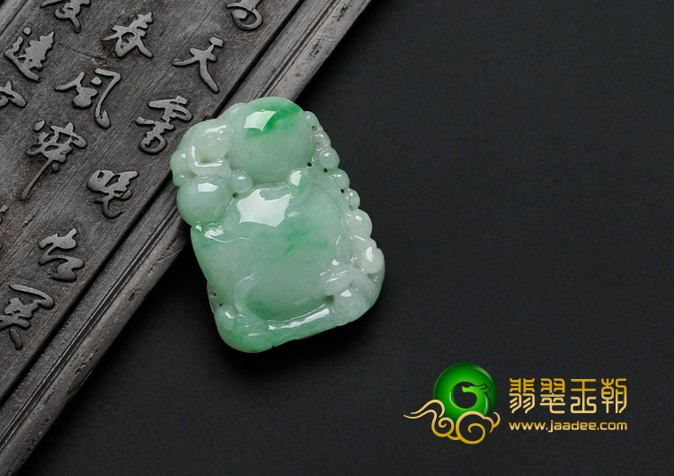 糯冰种翠色缅甸翡翠灵猴献寿挂件