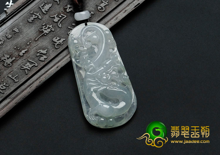 (超值推荐)冰种淡晴水缅甸翡翠龙牌挂件
