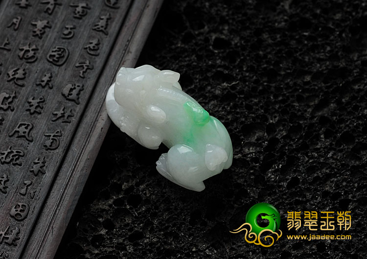 糯冰种翠色缅甸翡翠貔貅挂件