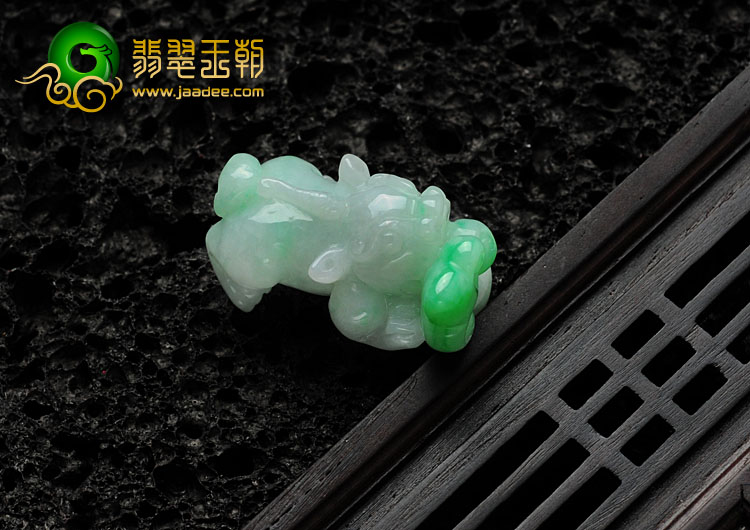 糯冰种翠色缅甸翡翠貔貅挂件