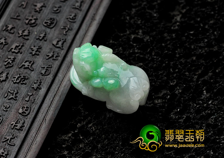 糯冰种翠色缅甸翡翠貔貅挂件