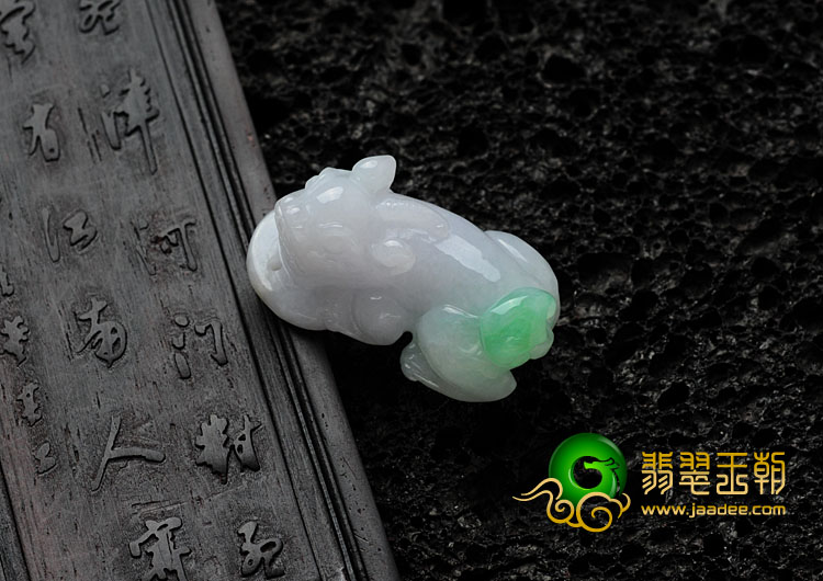 糯冰种翠色缅甸翡翠貔貅挂件
