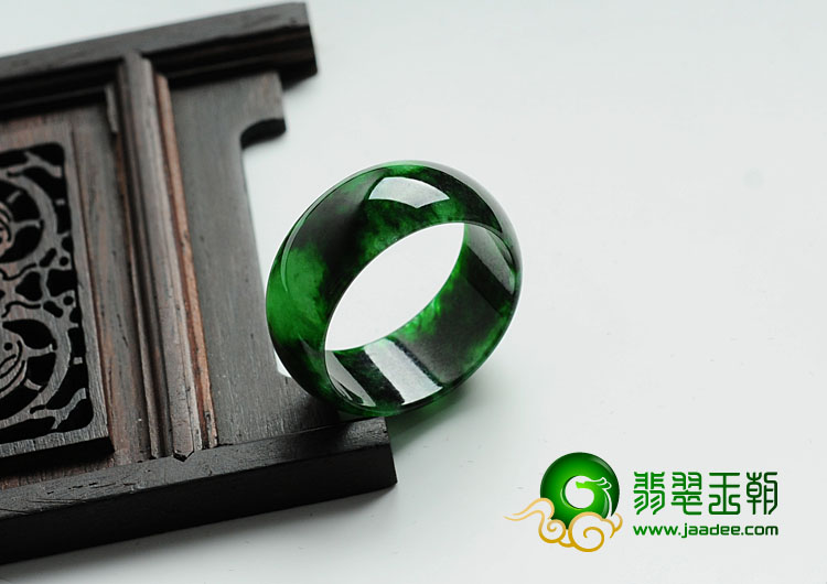 糯冰种浓绿缅甸翡翠指环