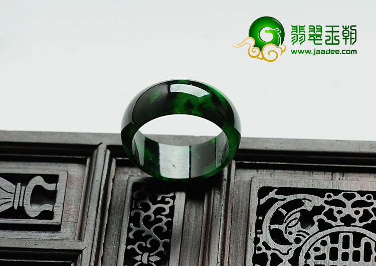 糯冰种浓绿缅甸翡翠指环