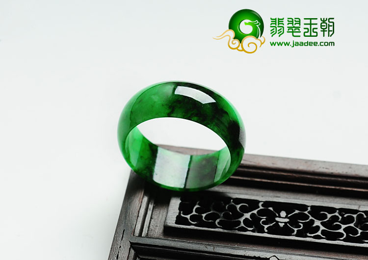 糯冰种浓绿缅甸翡翠指环