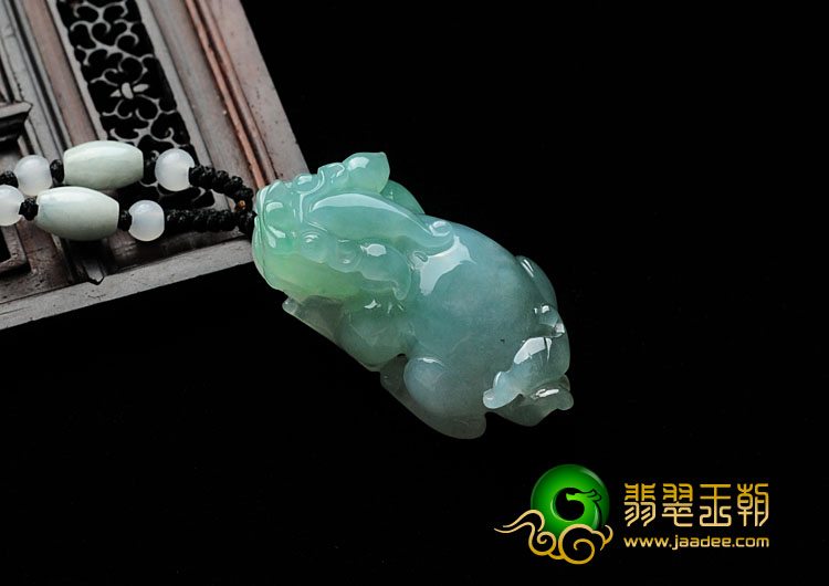 冰种晴水略飘花缅甸翡翠貔貅挂件