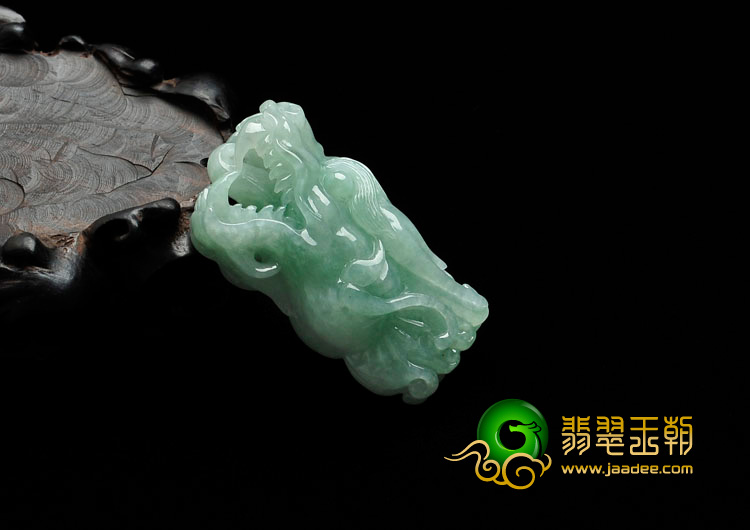 糯冰种豆色缅甸翡翠龙头挂件