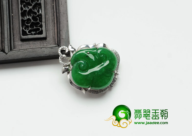 冰种阳绿满绿缅甸翡翠镶白金如意胸坠（真钻）