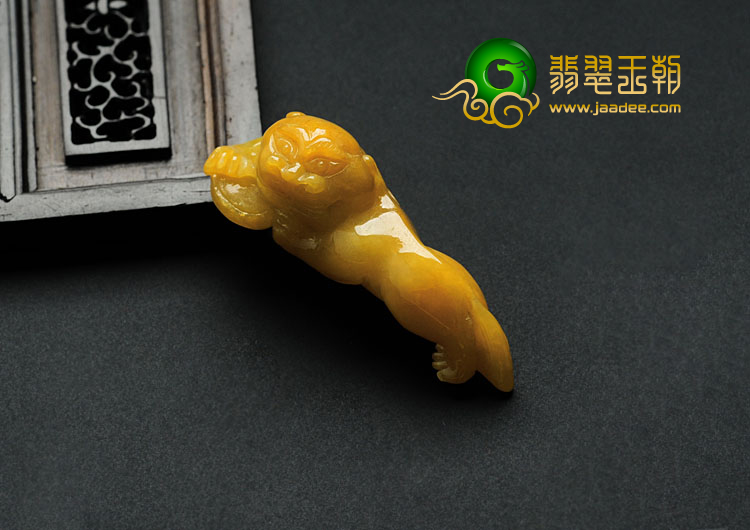 细糯种黄翡缅甸翡翠老虎挂件