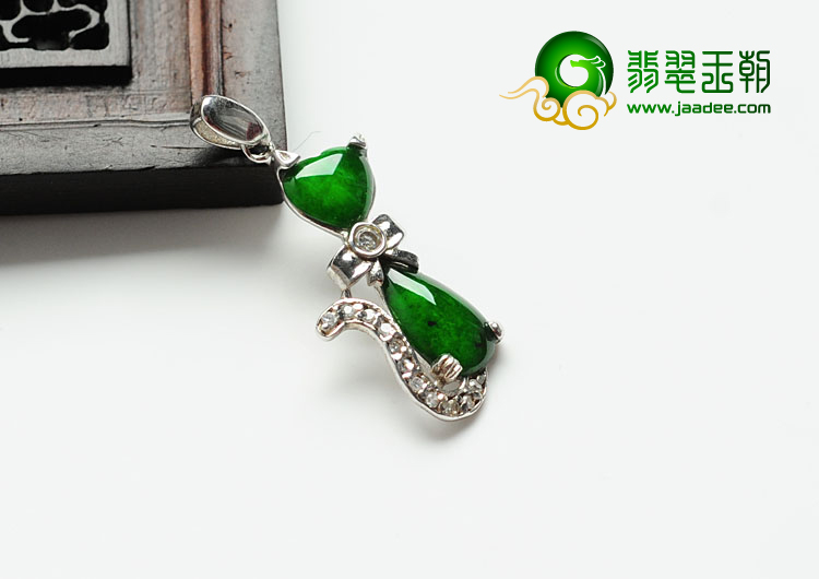 冰种阳绿满绿缅甸翡翠镶银胸坠