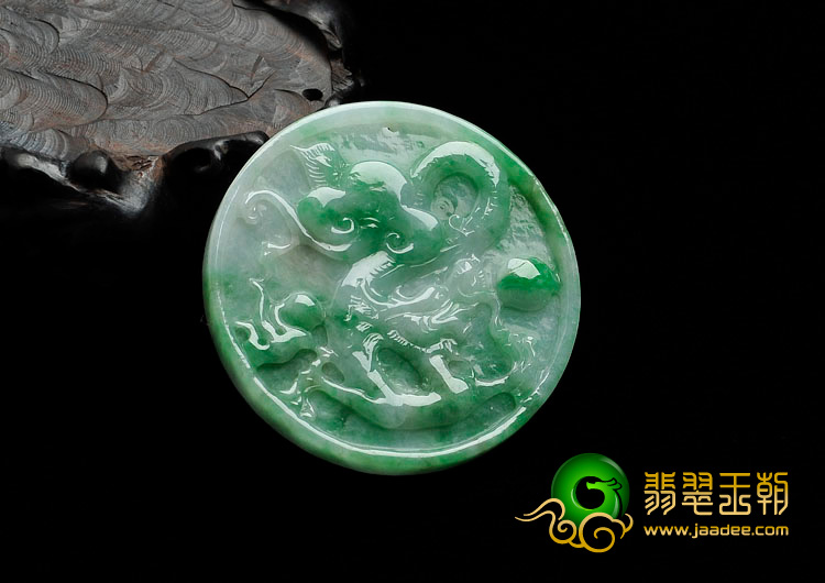 糯冰种翠色缅甸翡翠龙牌挂件