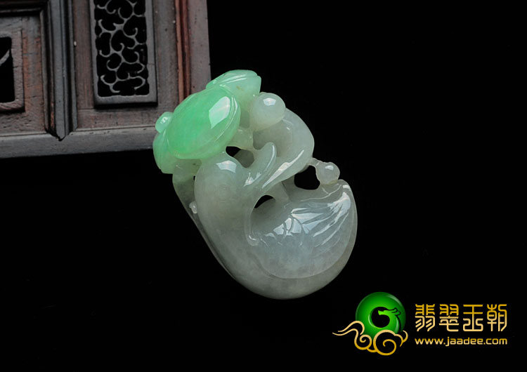 糯冰种翠色缅甸翡翠鸳鸯戏水挂件