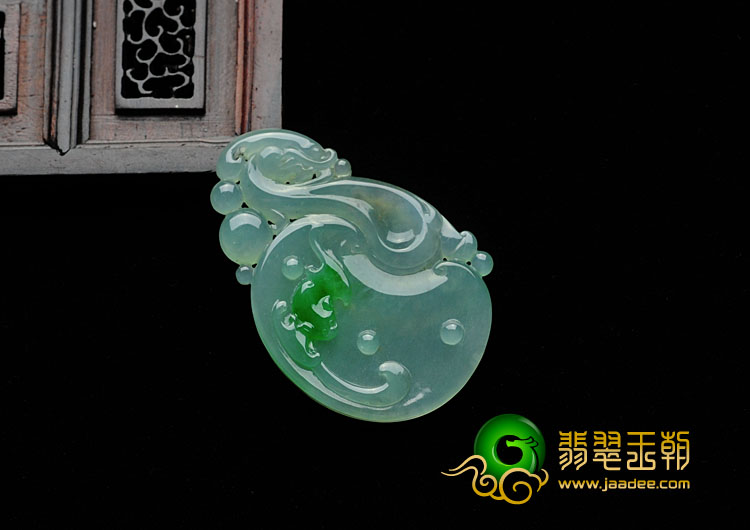 冰玻种飘翠缅甸翡翠龙行如意挂件
