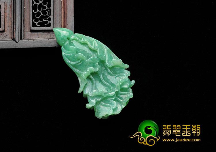 糯冰种豆色缅甸翡翠白菜挂件
