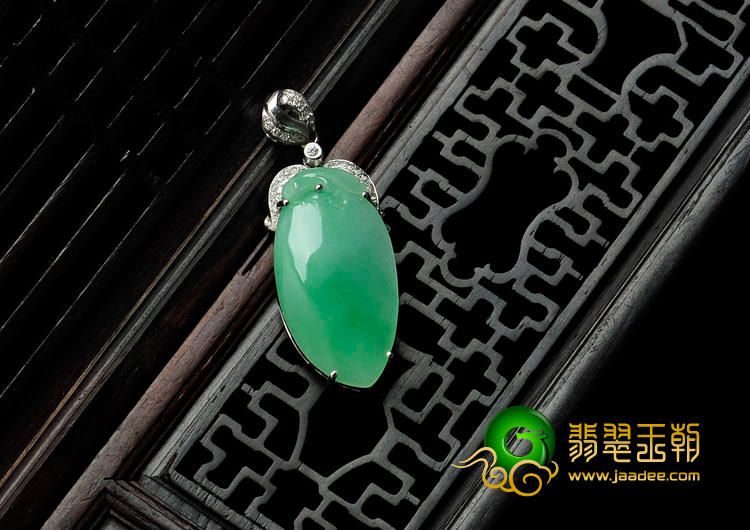 糯冰种苹果绿缅甸翡翠镶白金寿桃胸坠（真钻）