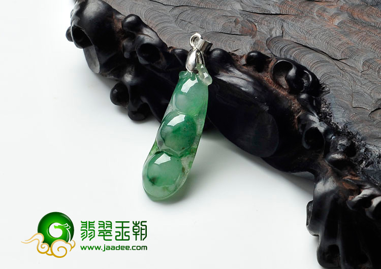 糯冰种飘绿花缅甸翡翠四季豆挂件