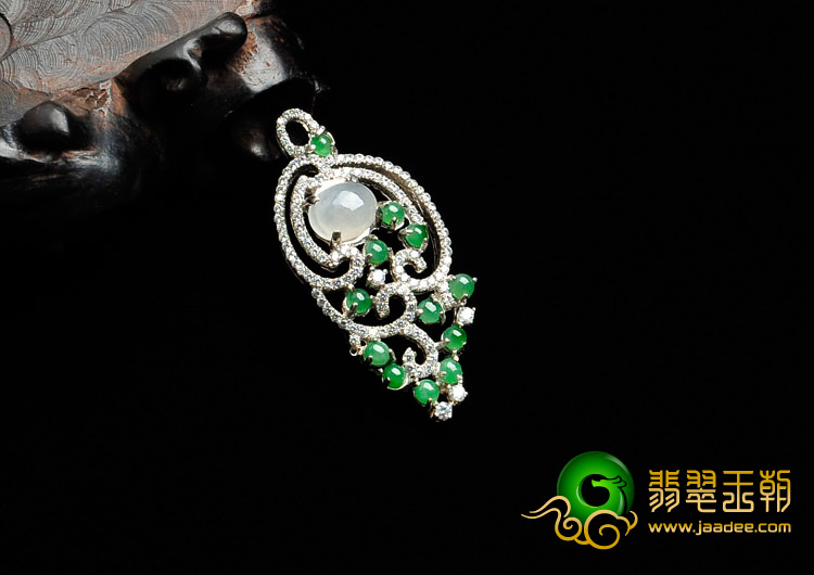 冰种淡绿缅甸翡翠镶银胸坠（水钻）