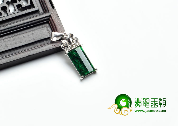 糯冰种癣加绿缅甸翡翠镶银胸坠