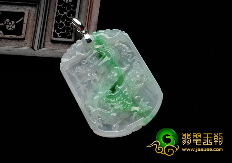 冰种飘绿花缅甸翡翠龙牌挂件