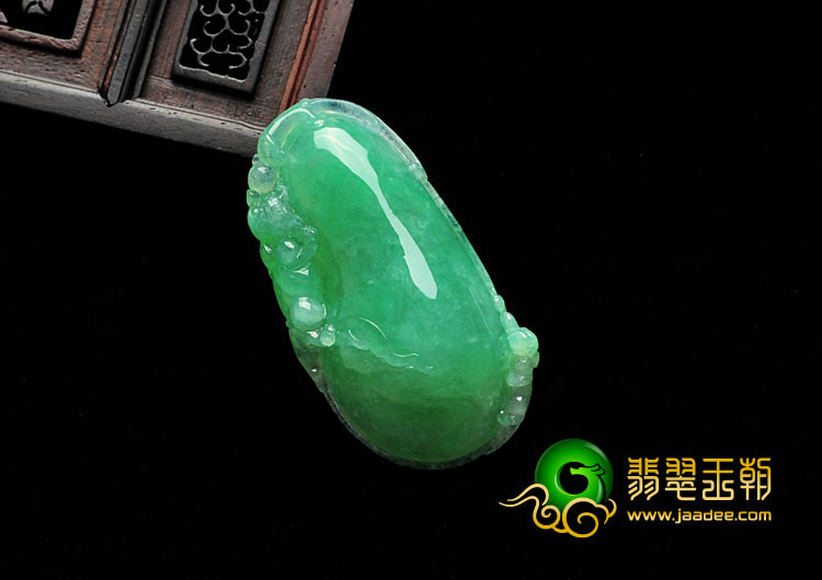 糯冰种豆绿满绿缅甸翡翠福瓜挂件