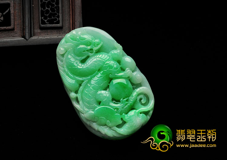 细糯种豆绿缅甸翡翠龙牌挂件