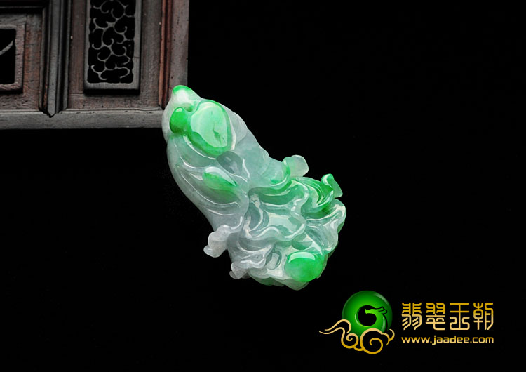 糯冰种飘翠缅甸翡翠白菜挂件