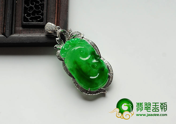 冰种阳绿满绿缅甸翡翠镶白金如意胸坠（真钻）