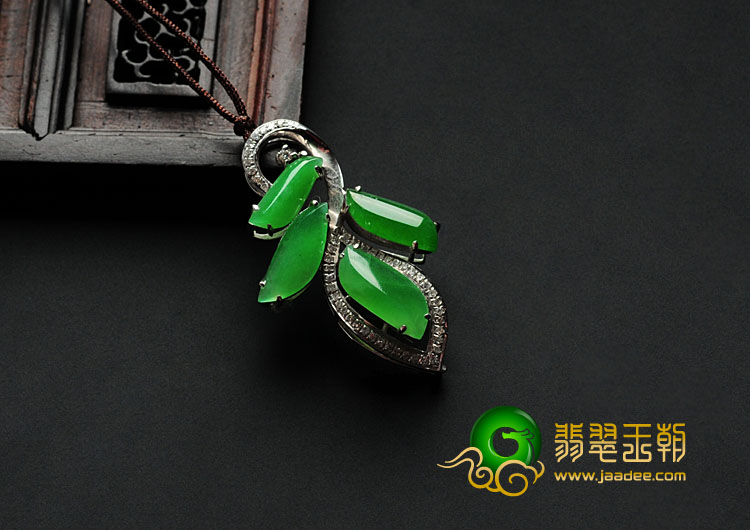 冰种苹果绿缅甸翡翠镶白金胸坠（真钻）