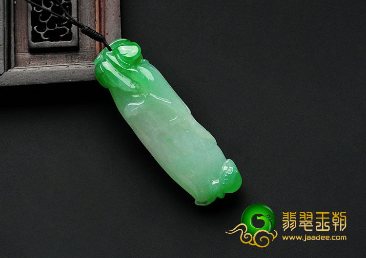 糯冰种翠色缅甸翡翠福瓜挂件