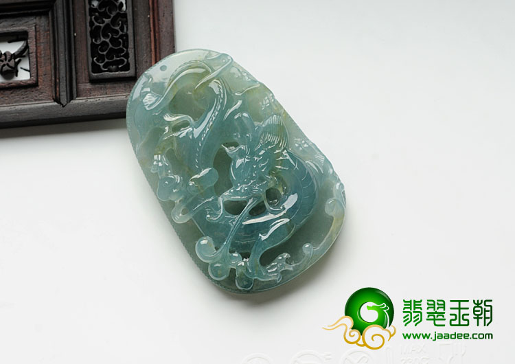 冰种蓝晴水缅甸翡翠龙牌挂件