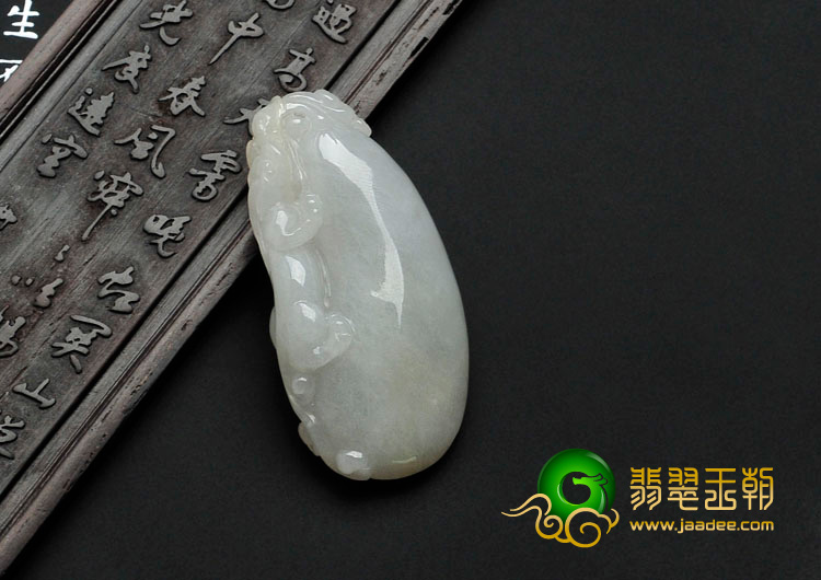 糯冰种白色缅甸翡翠福瓜挂件