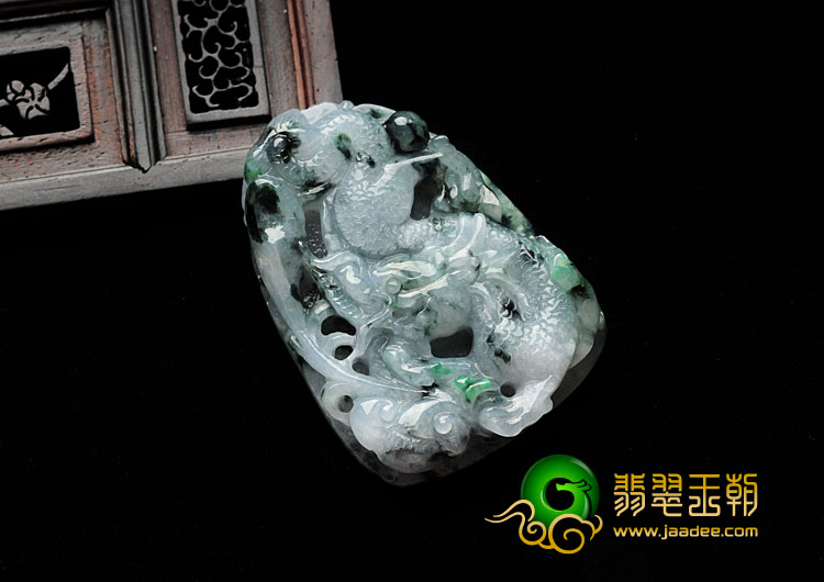 糯冰种飘花缅甸翡翠龙牌挂件