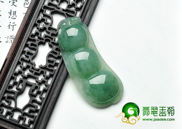 糯冰种飘花缅甸翡翠四季豆挂件
